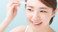 How to Dermaplane at Home: The Best Tips for Removing Peach Fuzz Safely